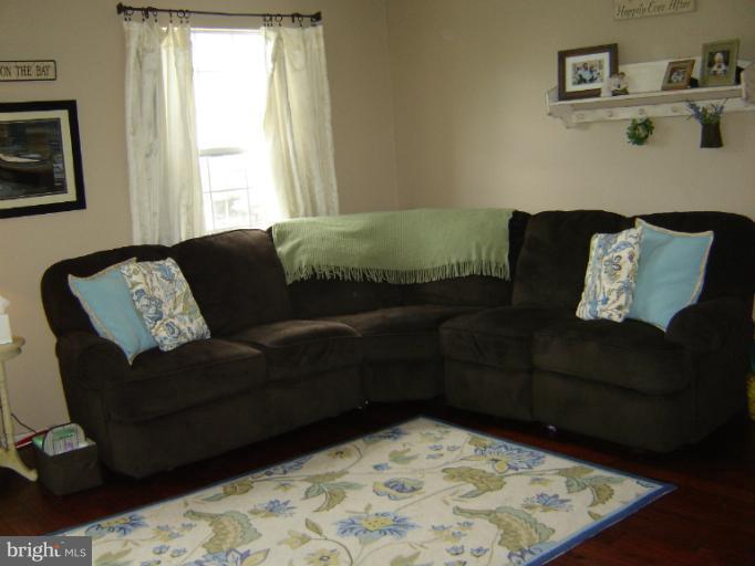 326 Rambling Ridge Court Pasadena, MD 21122 - Photo 12 of 29 Living Room