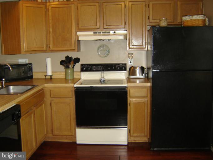 326 Rambling Ridge Court Pasadena, MD 21122 - Photo 7 of 29 Kitchen