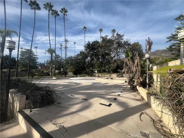 a view of a yard with a house