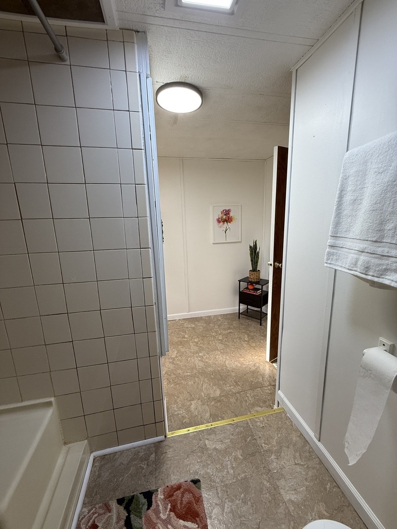 608 Tanglewood Road Matteson, IL 60443 - Photo 15 of 28 a view of a bathroom