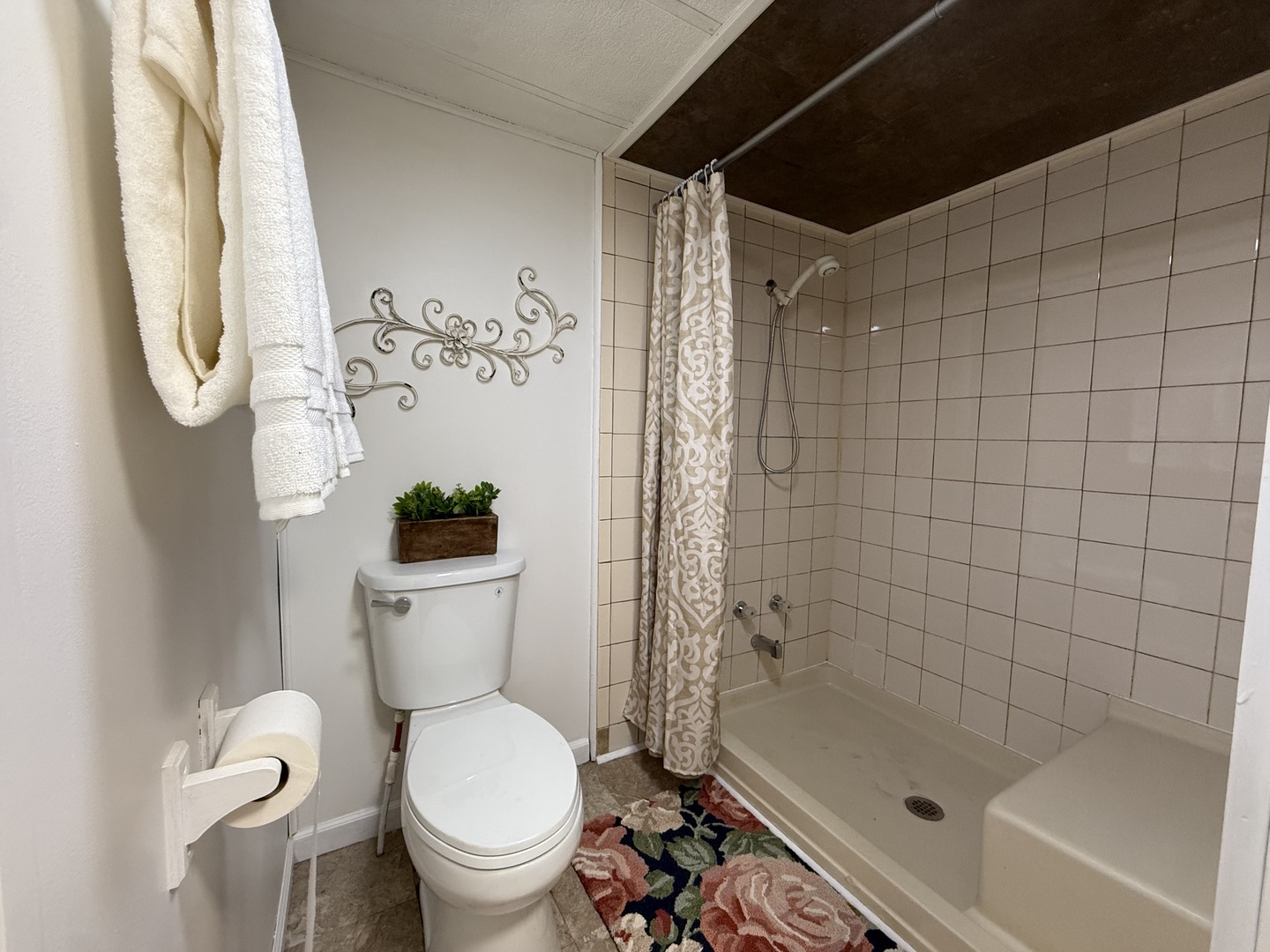 608 Tanglewood Road Matteson, IL 60443 - Photo 16 of 28 a bathroom with a toilet and a shower