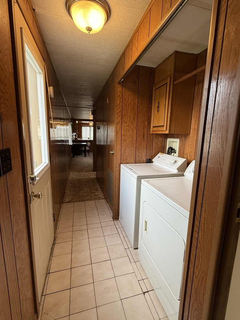 608 Tanglewood Road Matteson, IL 60443 - Photo 22 of 28 a hallway with washer and dryer