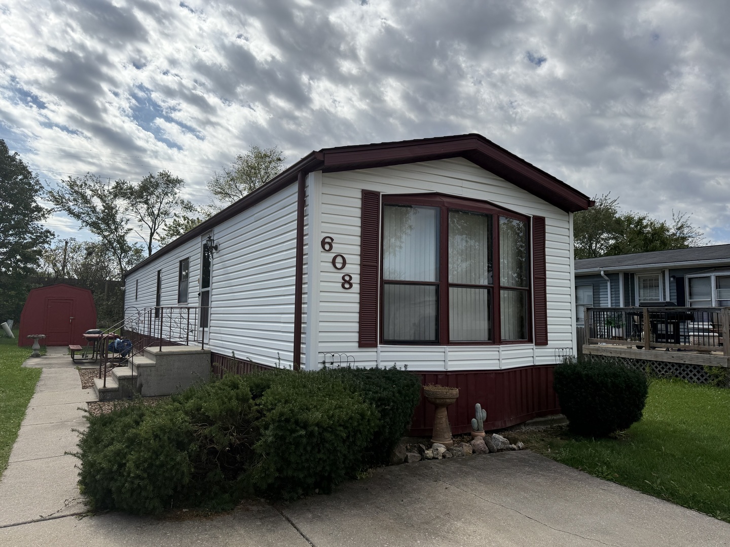 608 Tanglewood Road Matteson, IL 60443 - Photo 28 of 28 a house view with a garden space