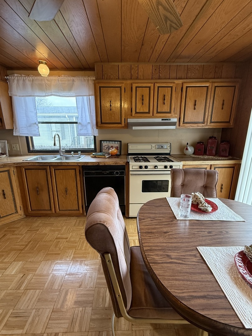 608 Tanglewood Road Matteson, IL 60443 - Photo 4 of 28 a kitchen with a table chairs stove and cabinets