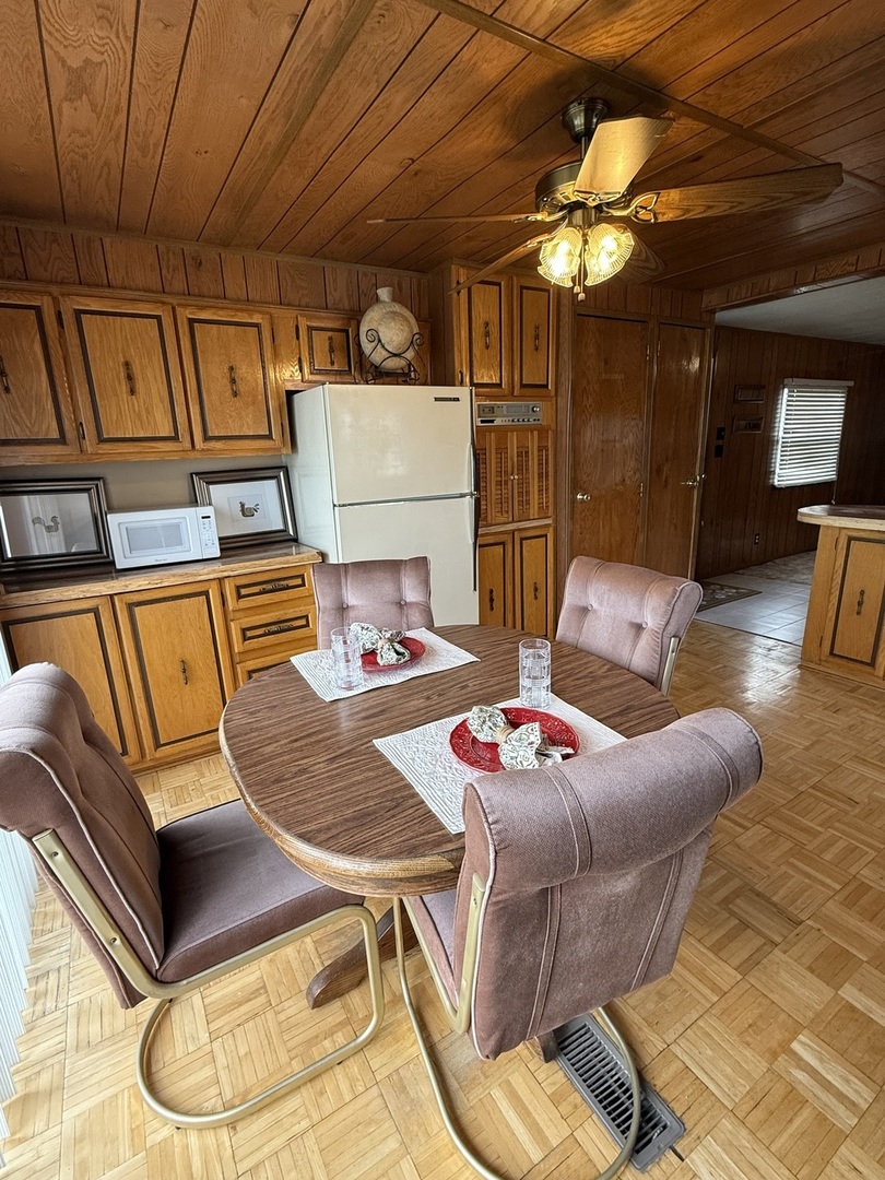 608 Tanglewood Road Matteson, IL 60443 - Photo 7 of 28 a living room with furniture and a table