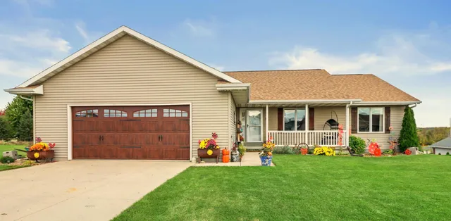 $464,900 | 104 Carolyn Court, Eden, WI 53019