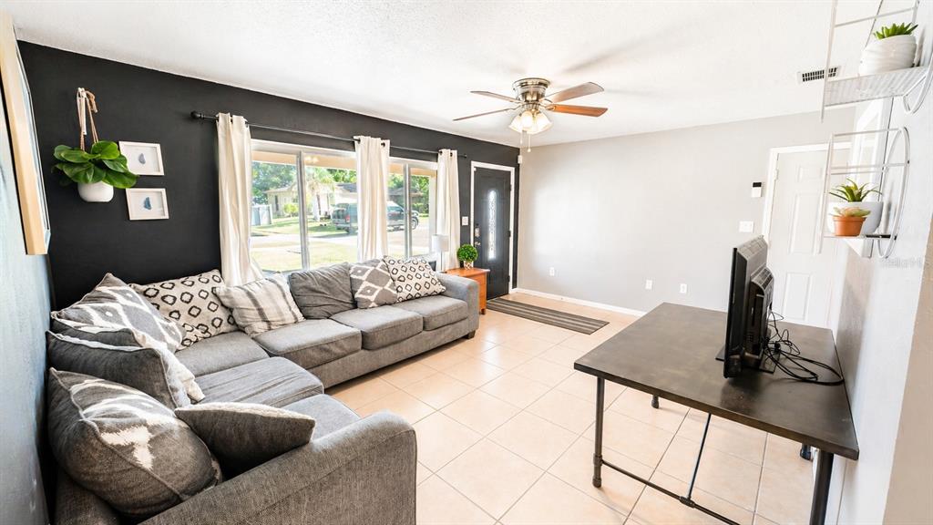 2 Clear Place Ocala, FL 34472 - Photo 7 of 23 a living room with furniture and window