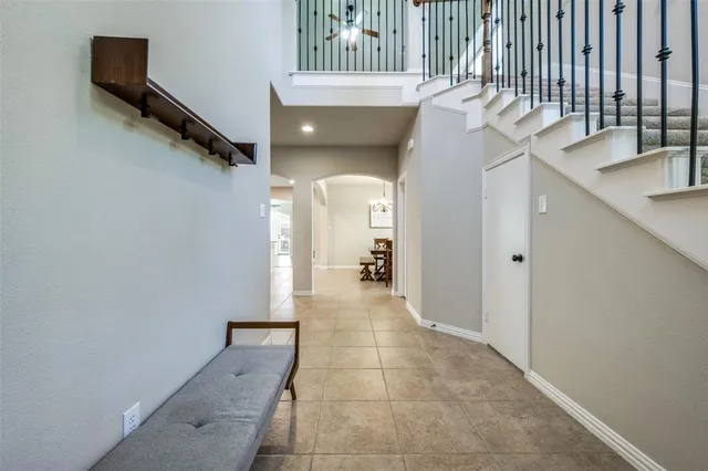 a view of entryway and kitchen
