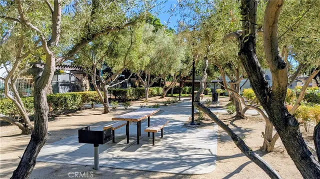 a view of a bench sitting in a backyard