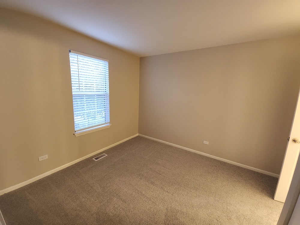 7 Marion Lane Streamwood, IL 60107 - Photo 7 of 10 an empty room with a window
