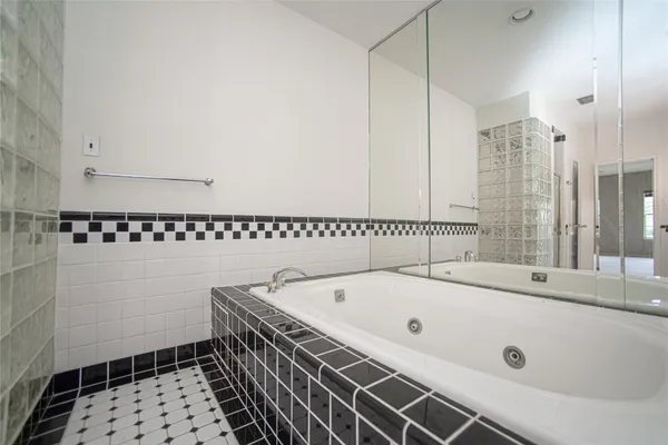 $1,800 | 8101 El Mundo Street, Unit 8101, Houston, TX 77054