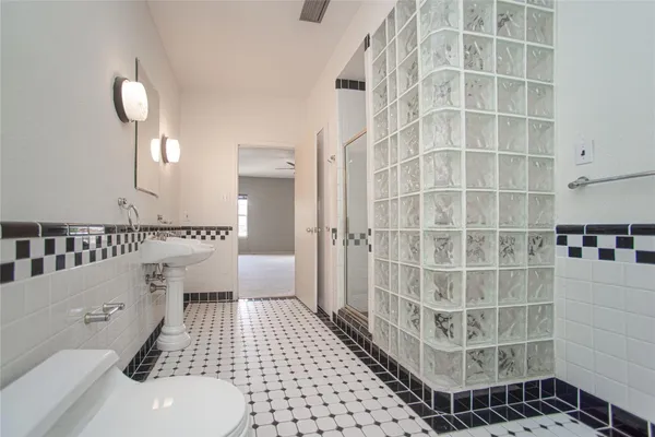 $1,800 | 8101 El Mundo Street, Unit 8101, Houston, TX 77054