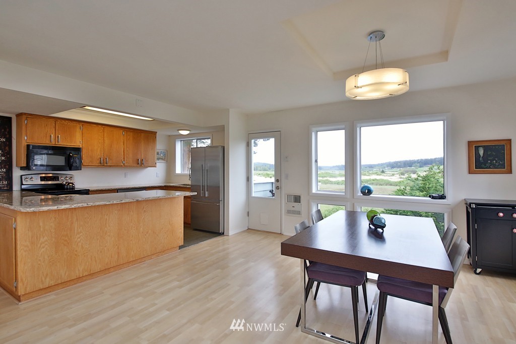 2527 Sunlight Beach Road Clinton, WA 98236 - Photo 5 of 23 Gallery Image 5