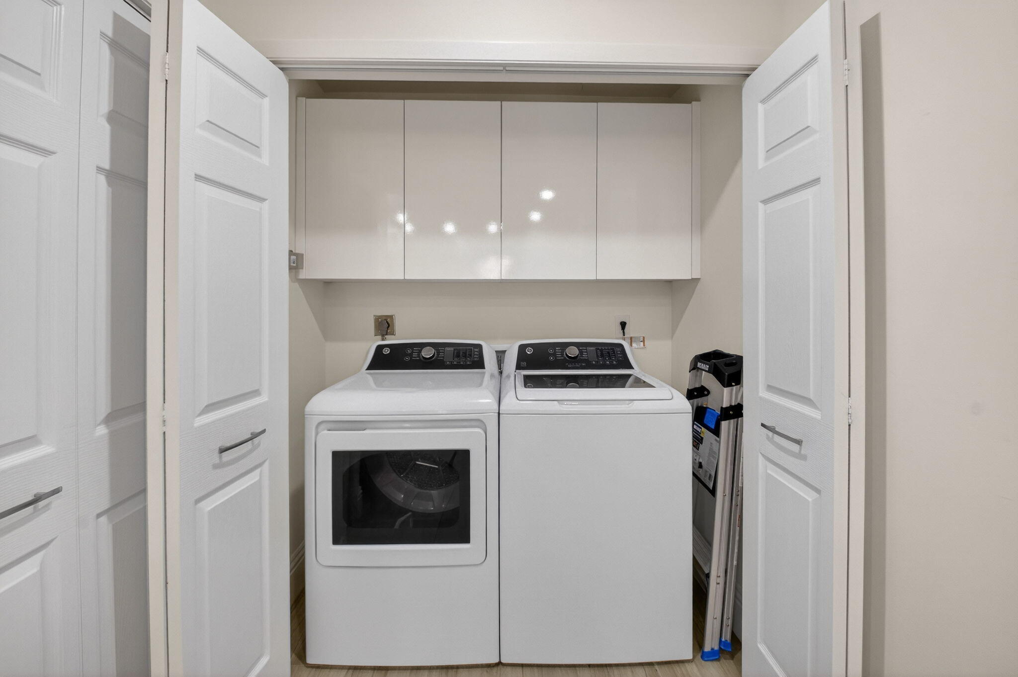 7484 La Paz Boulevard, Unit 103 Boca Raton, FL 33433 - Photo 32 of 50 a utility room with dryer and washer