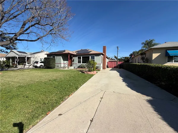 a view of a house with a yard