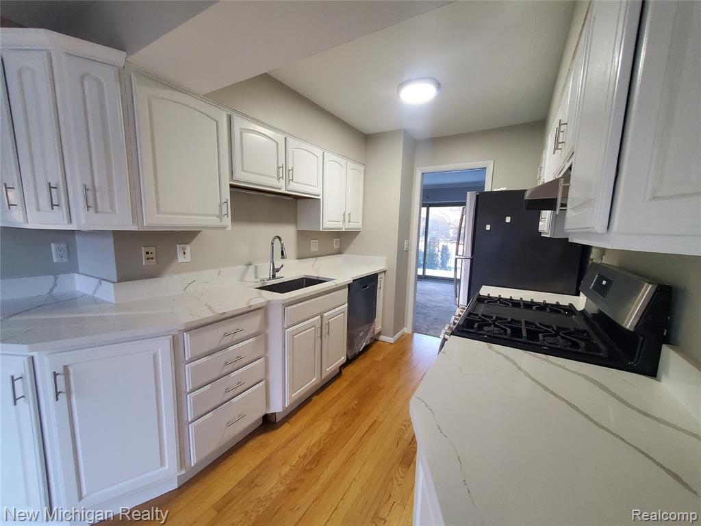 673 Oakbrook West Rochester Hills, MI 48307 - Photo 7 of 36 Gallery Image 7