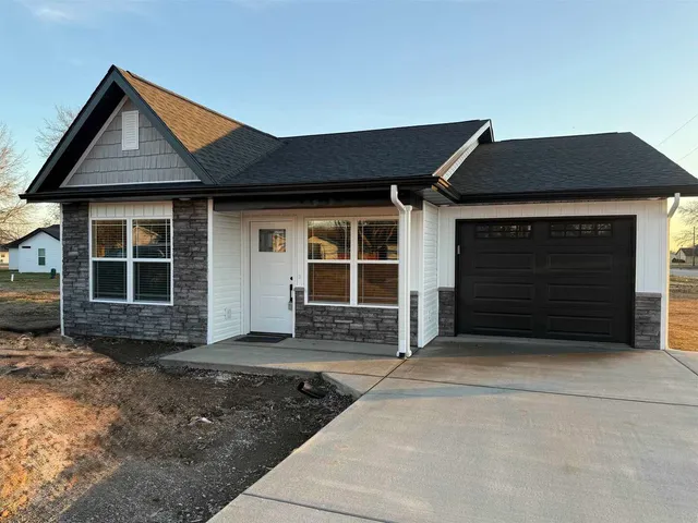 $189,000 | 1501 C N Russell Street, Marion, IL 62959