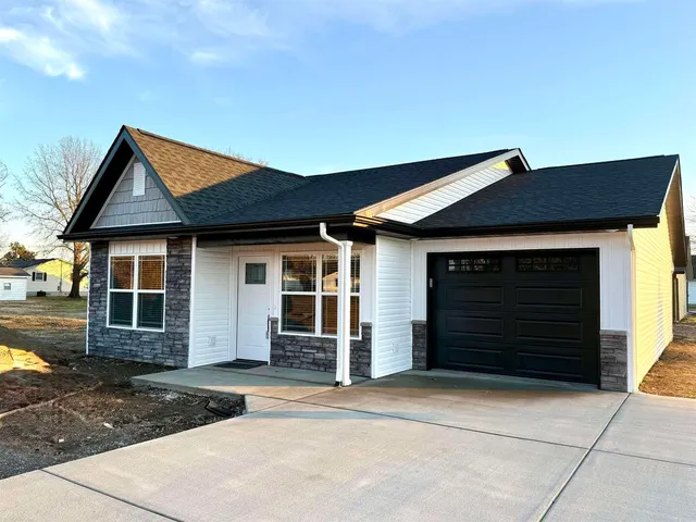 $189,000 | 1501 C N Russell Street, Marion, IL 62959