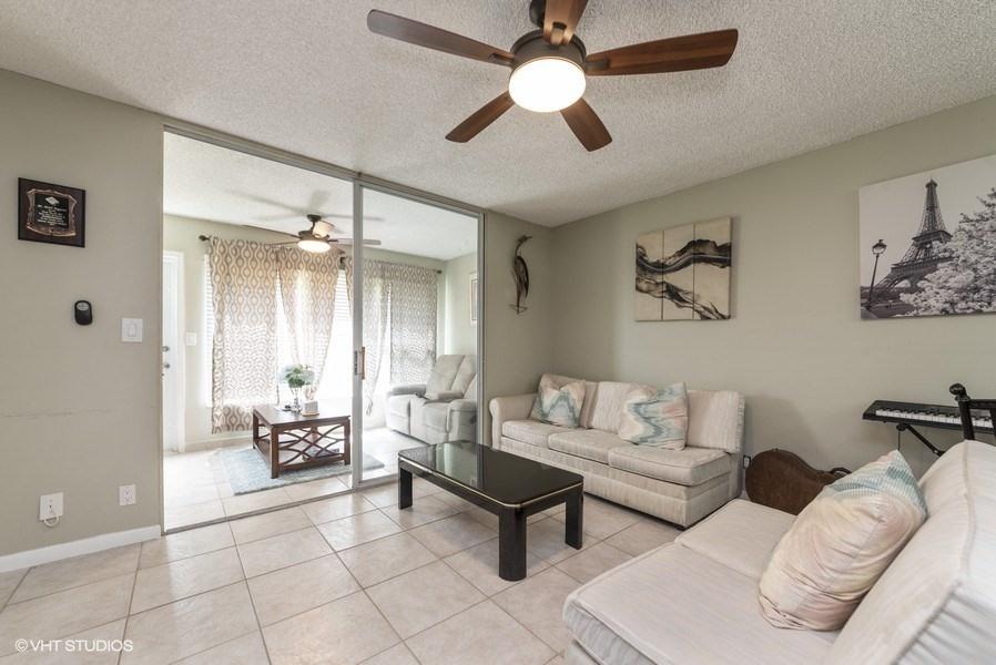 03_18940StewartCr_8_1_LivingRoom_LowRes[