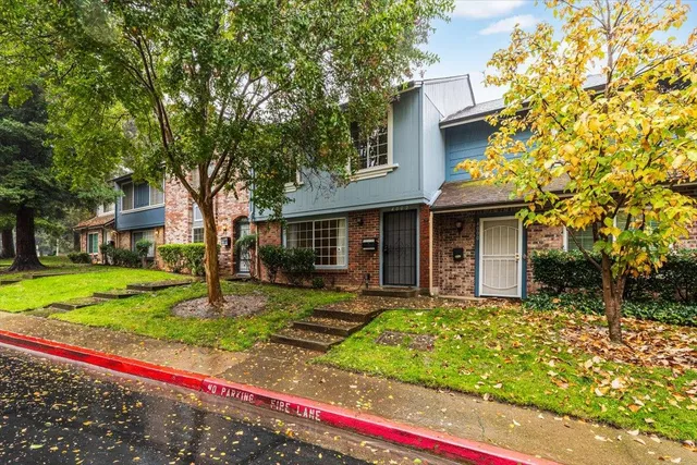 a view of a chair and table in the backyard
