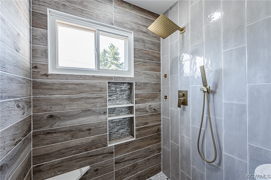 2310 Apollo Road Richmond, VA 23223 - Photo 19 of 22 a bathroom with a shower