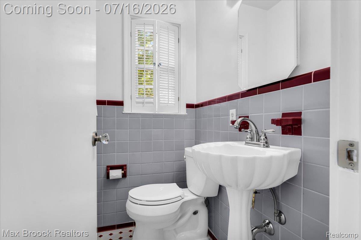 1292 Yorkshire Road Birmingham, MI 48009 - Photo 16 of 47 Bathroom