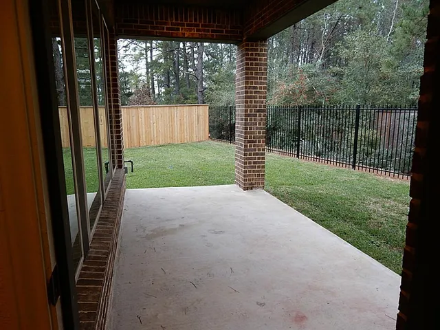 a view of a backyard with backyard
