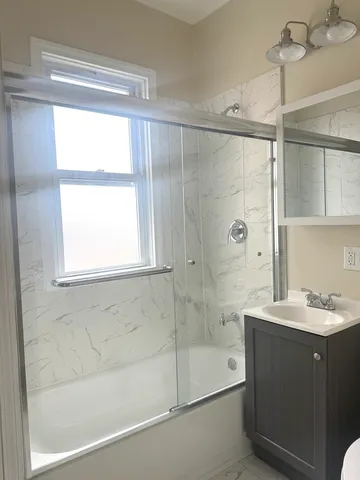 $1,600 | 2158 North Hamlin Avenue, Unit 2R, Chicago, IL 60647