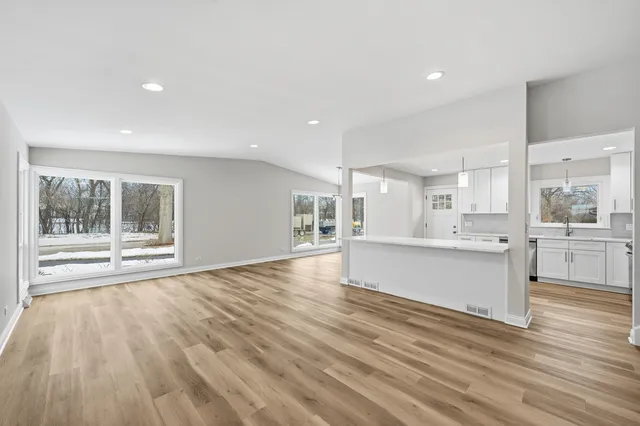 $769,700 | 703 West Man A Wa Trail Mount, Mount Prospect, IL 60056