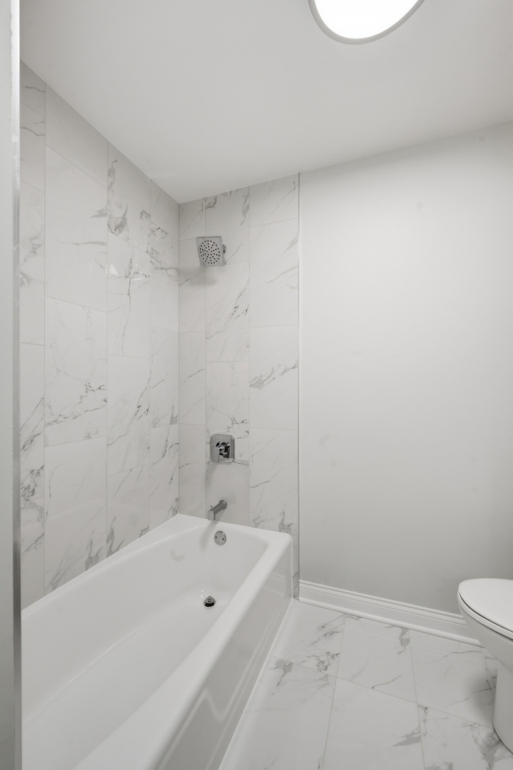 703 West Man A Wa Trail Mount Mount Prospect, IL 60056 - Photo 15 of 35 a bathroom with a bathtub and toilet