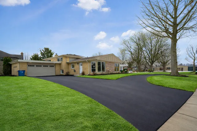 $769,700 | 703 West Man A Wa Trail Mount, Mount Prospect, IL 60056