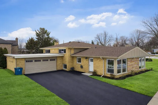 $769,700 | 703 West Man A Wa Trail Mount, Mount Prospect, IL 60056