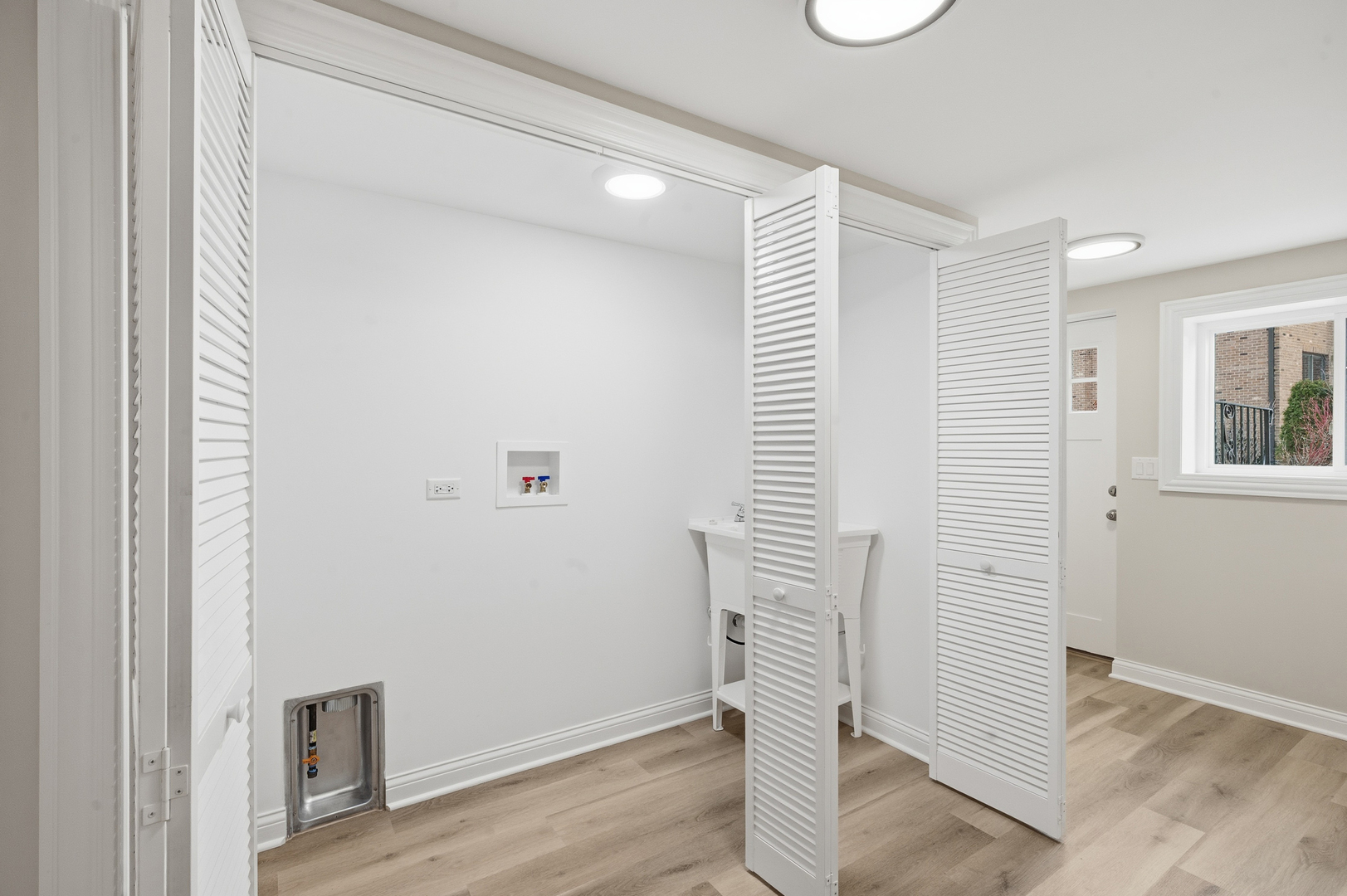 703 West Man A Wa Trail Mount Mount Prospect, IL 60056 - Photo 32 of 35 an empty room with wooden floor and windows