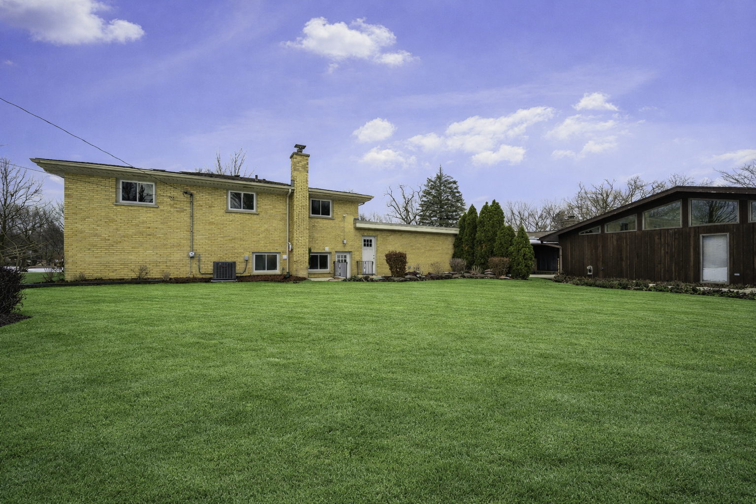 703 West Man A Wa Trail Mount Mount Prospect, IL 60056 - Photo 34 of 35 a front view of a house with garden