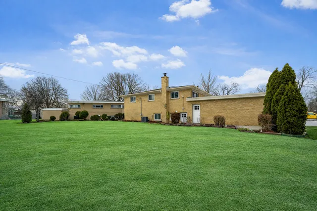 $769,700 | 703 West Man A Wa Trail Mount, Mount Prospect, IL 60056