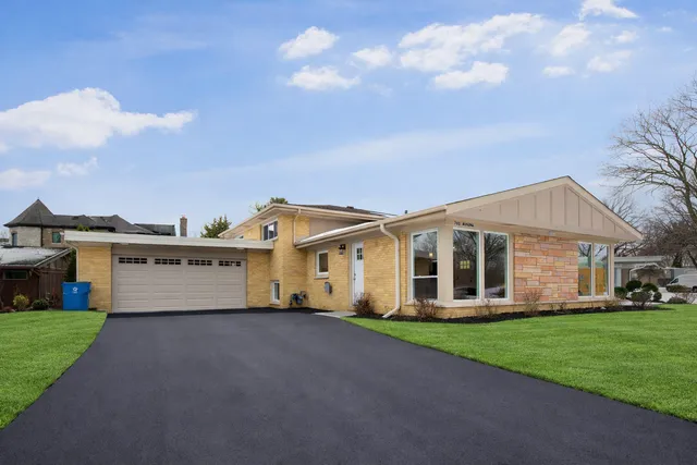 $769,700 | 703 West Man A Wa Trail Mount, Mount Prospect, IL 60056