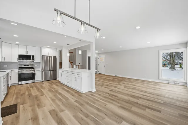 $769,700 | 703 West Man A Wa Trail Mount, Mount Prospect, IL 60056