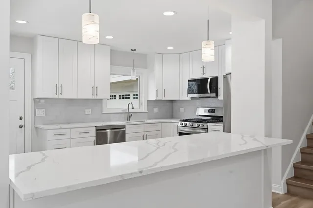 $769,700 | 703 West Man A Wa Trail Mount, Mount Prospect, IL 60056