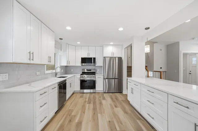 $769,700 | 703 West Man A Wa Trail Mount, Mount Prospect, IL 60056