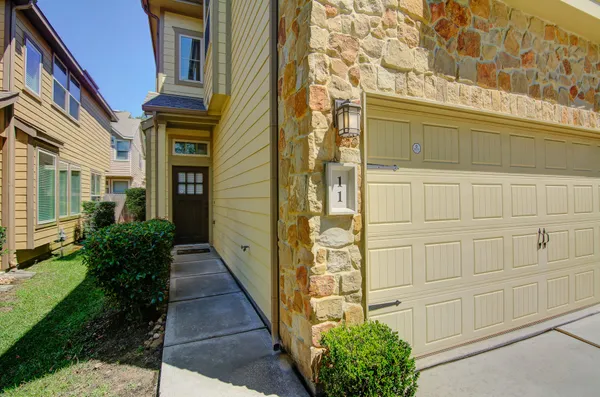 $2,750 | 11 Cheswood Manor Drive, The Woodlands, TX 77382