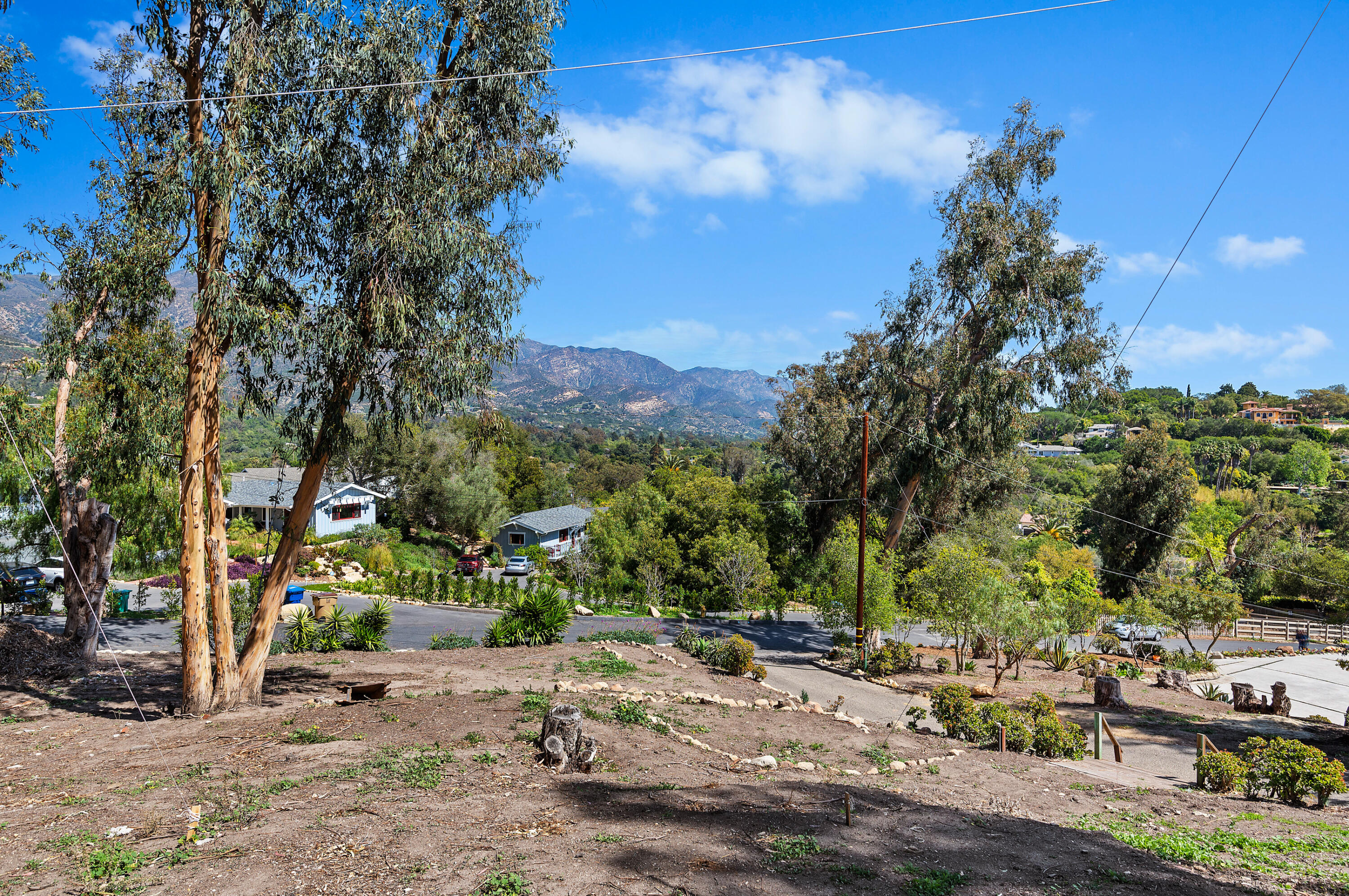 55 Crestview Lane Santa Barbara, CA 93108 - Photo 24 of 28 a backyard of a house with lots of green space