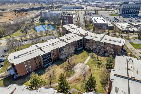 $269,900 | 950 East Wilmette Road, Unit 325, Palatine, IL 60074