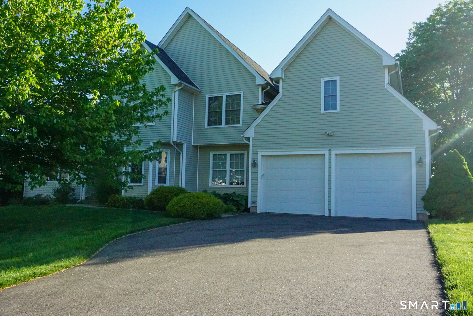 33 Knoll Ridge Court Middletown, CT 06457 - Photo 2 of 40 a front view of a house with garden