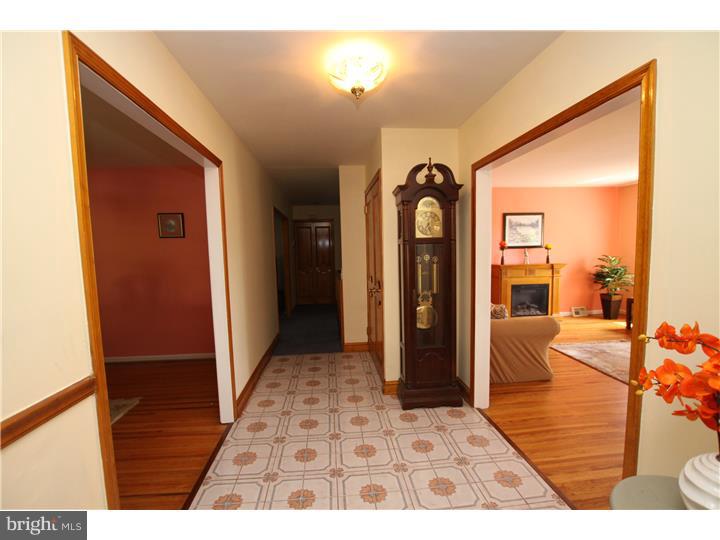 813 West Rolling Road Springfield, PA 19064 - Photo 4 of 24 Foyer