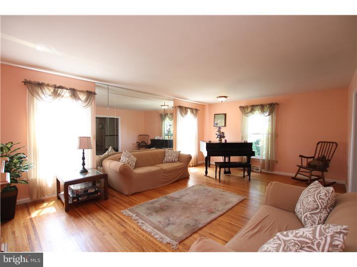 813 West Rolling Road Springfield, PA 19064 - Photo 5 of 24 Living Room