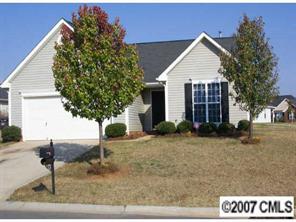 a view of a house with backyard