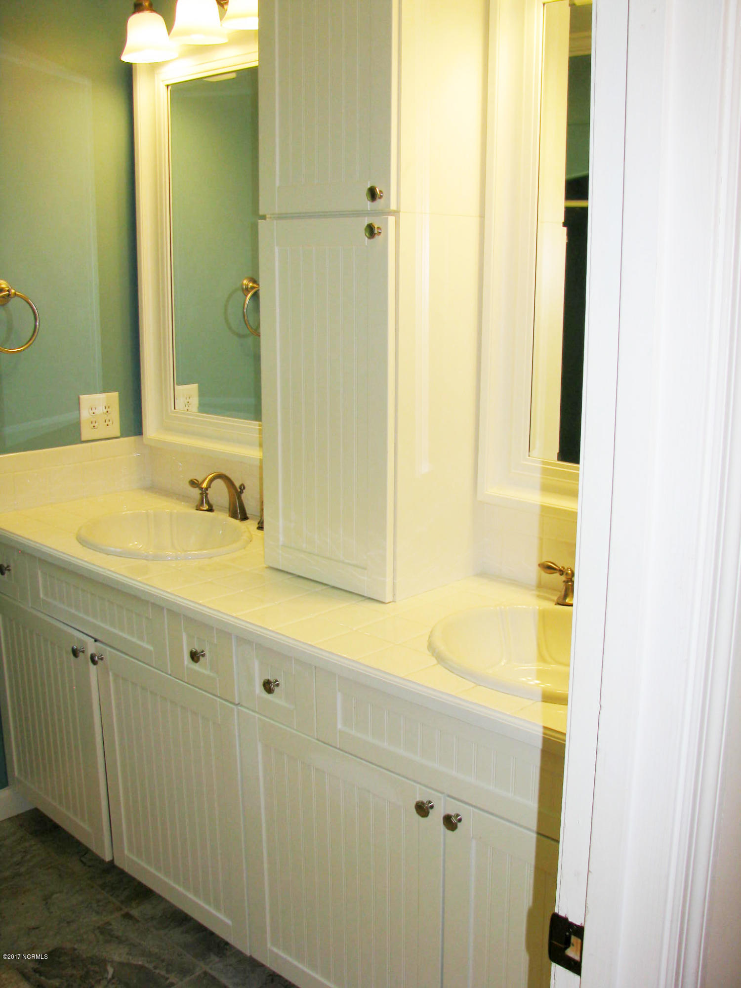 3947 Eds Grocery Road Williamston, NC 27892 - Photo 17 of 30 Upstairs hall bath.