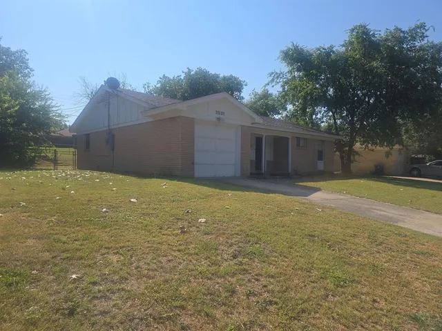 a view of a backyard