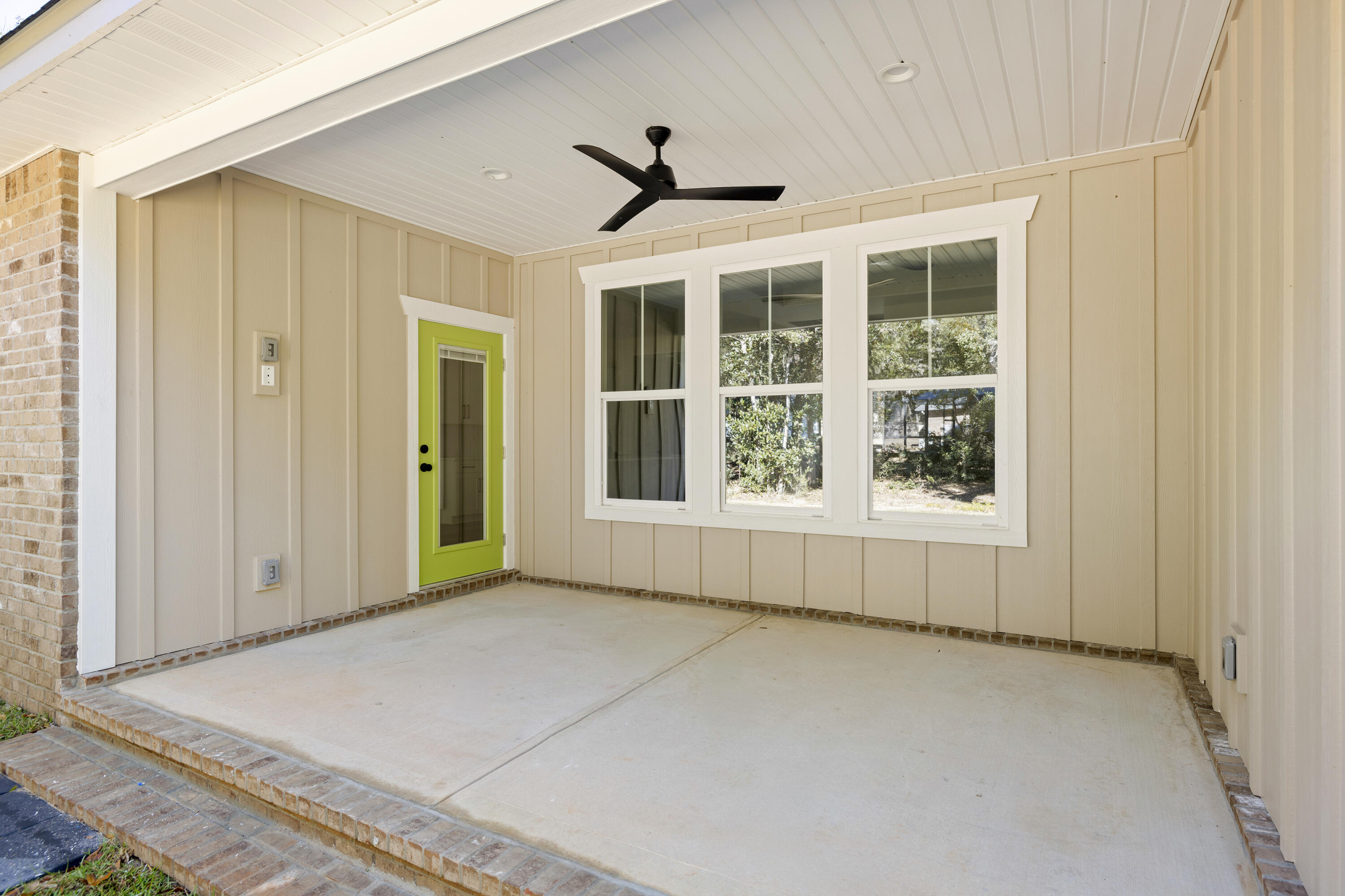 119 Spruce Street Freeport, FL 32439 - Photo 26 of 28 an empty room with windows
