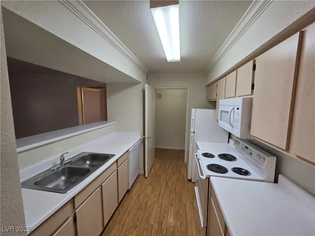 $975 | 8101 West Flamingo Road, Unit 1073, Las Vegas, NV 89147